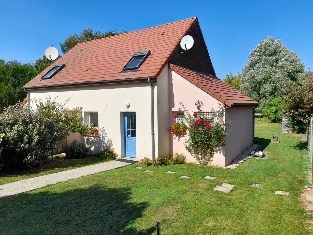 Gîte Les Petits Princes à Emancé - Côté entrée