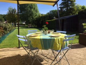 Gîte Les Petits Princes à Emancé - Côté jardin vu de la terrasse